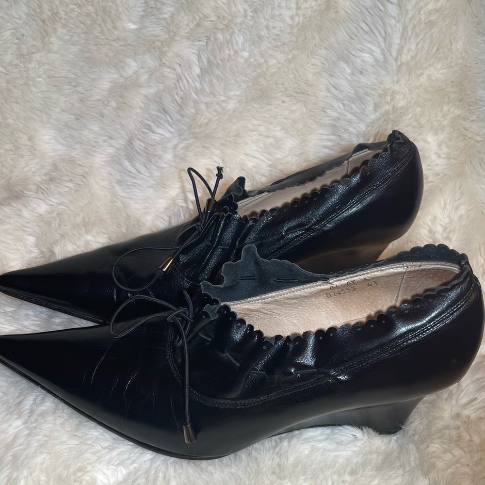 Renzoni black leather point toe shoes